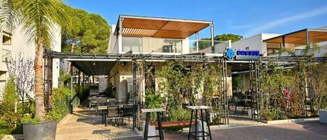 屋外ダイニングエリア