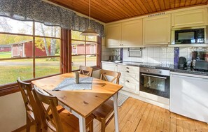 Fridge, stovetop, coffee/tea maker - Cozy home in Byxelkrok with WiFi (Byxelkrok)