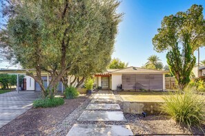 Property grounds - 1 Mi to Dtwn & Mill Avenue! Home w/ Outdoor Oasis (Tempe)