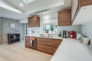Kylskåp, mikrovågsugn, spishäll och diskmaskin