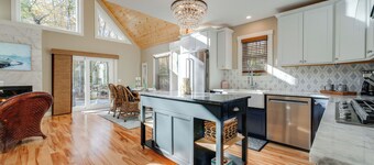 Beaches, Golf & More: Family Home on Frye Island!