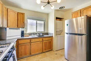 Coffee/tea maker, fridge, microwave, stovetop - Easy Beach & Airport Access! San Diego Getaway (San Diego)