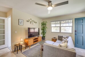 TV, books - Easy Beach & Airport Access! San Diego Getaway (San Diego)