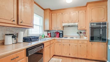 Kjøleskap, mikrobølgeovn, kokeplater og oppvaskmaskin