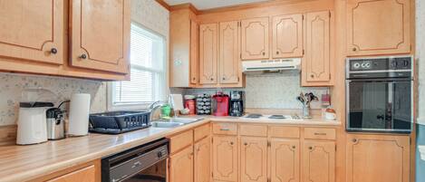 Køleskab, mikrobølgeovn, kogeplade, opvaskemaskine