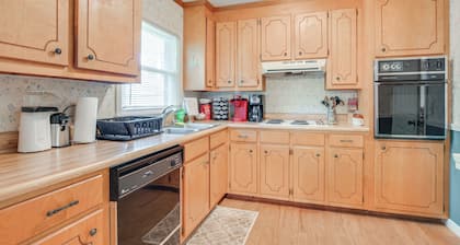 Waterfront Lake Hartwell Home < 1 Mi to Marina!