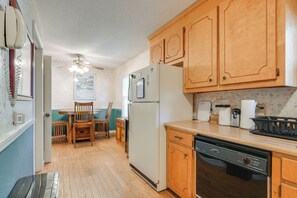 ثلاجة، ميكروويف، موقد طهي مسطح، غسالة أطباق