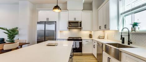 冷蔵庫、電子レンジ、コンロ、食器洗い機