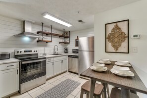 Réfrigérateur, micro-ondes, plaque de cuisson, lave-vaisselle