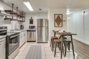 Fridge, microwave, stovetop, dishwasher