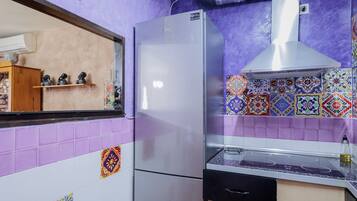 Frigorífico, microondas, horno y placa de cocina