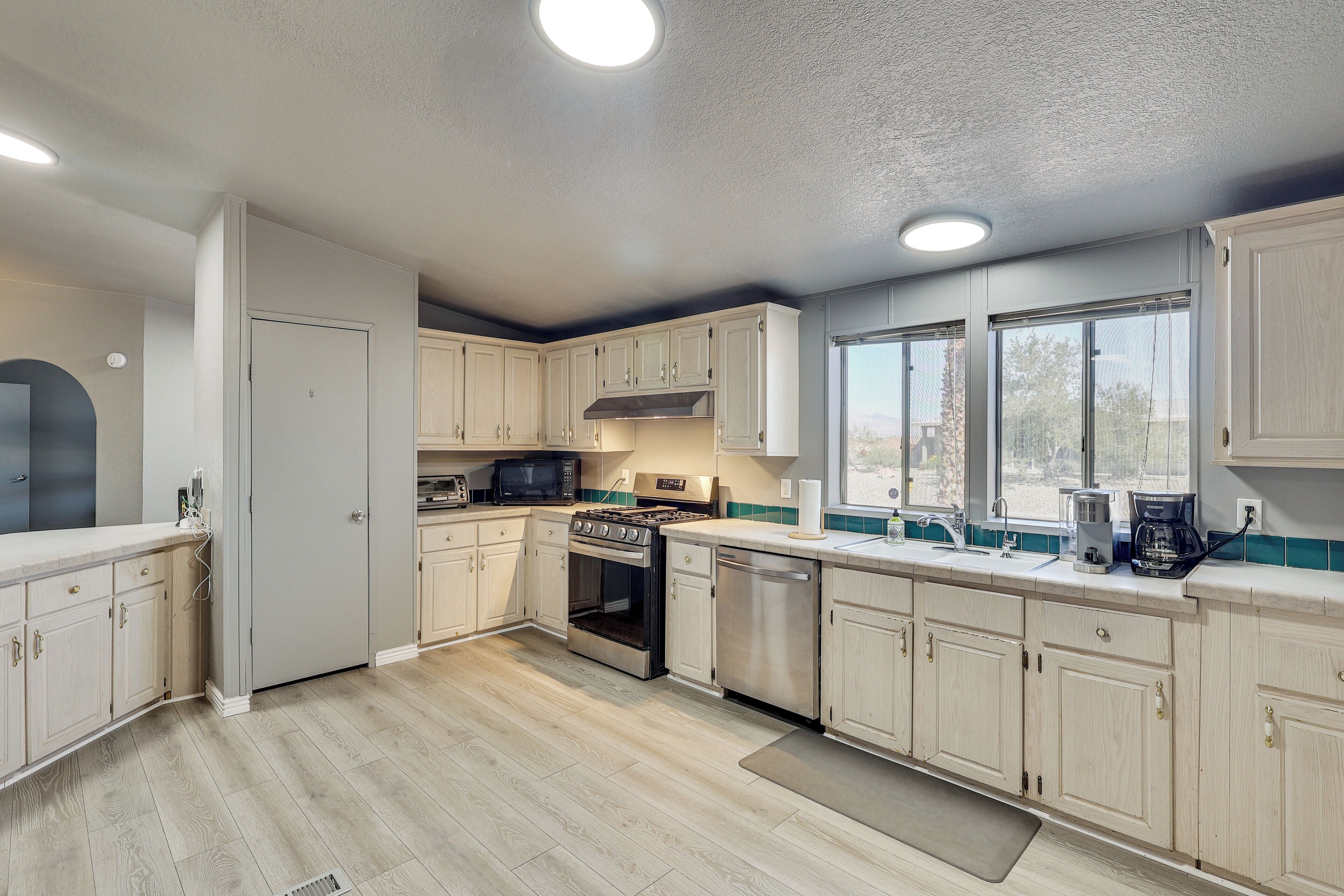 Kühlschrank, Mikrowelle, Herdplatte, Geschirrspüler