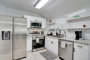 Fridge, microwave, stovetop, dishwasher