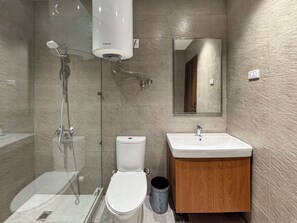 Classic Suite, Balcony | Bathroom | Shower, hair dryer, towels, soap