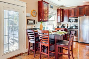 Fridge, microwave, oven, stovetop - Heart of Historic Chickamauga! Chic Studio w/ Pool (Chickamauga)