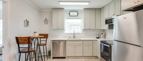 Fridge, microwave, stovetop, dishwasher