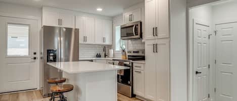 Fridge, microwave, stovetop, dishwasher