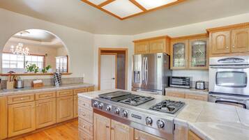 Køleskab, mikrobølgeovn, kogeplade, opvaskemaskine