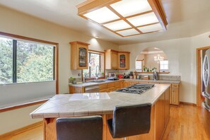 Fridge, microwave, stovetop, dishwasher