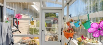 3 Mi to Sequoia Park Zoo: Spacious Home w/ Sunroom