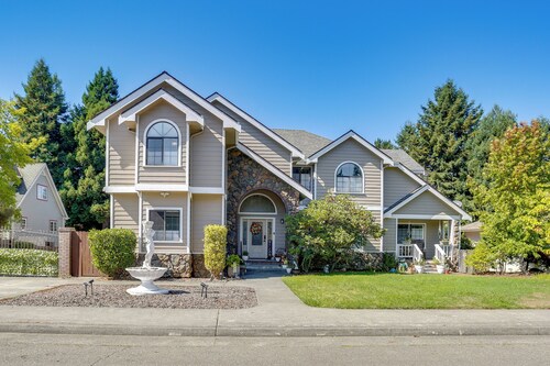 3 Mi to Sequoia Park Zoo: Spacious Home w/ Sunroom