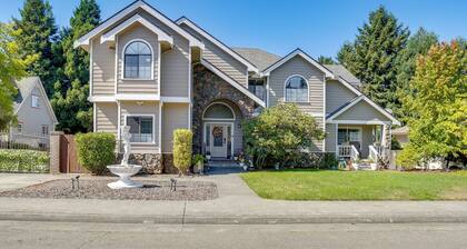 3 Mi to Sequoia Park Zoo: Spacious Home w/ Sunroom