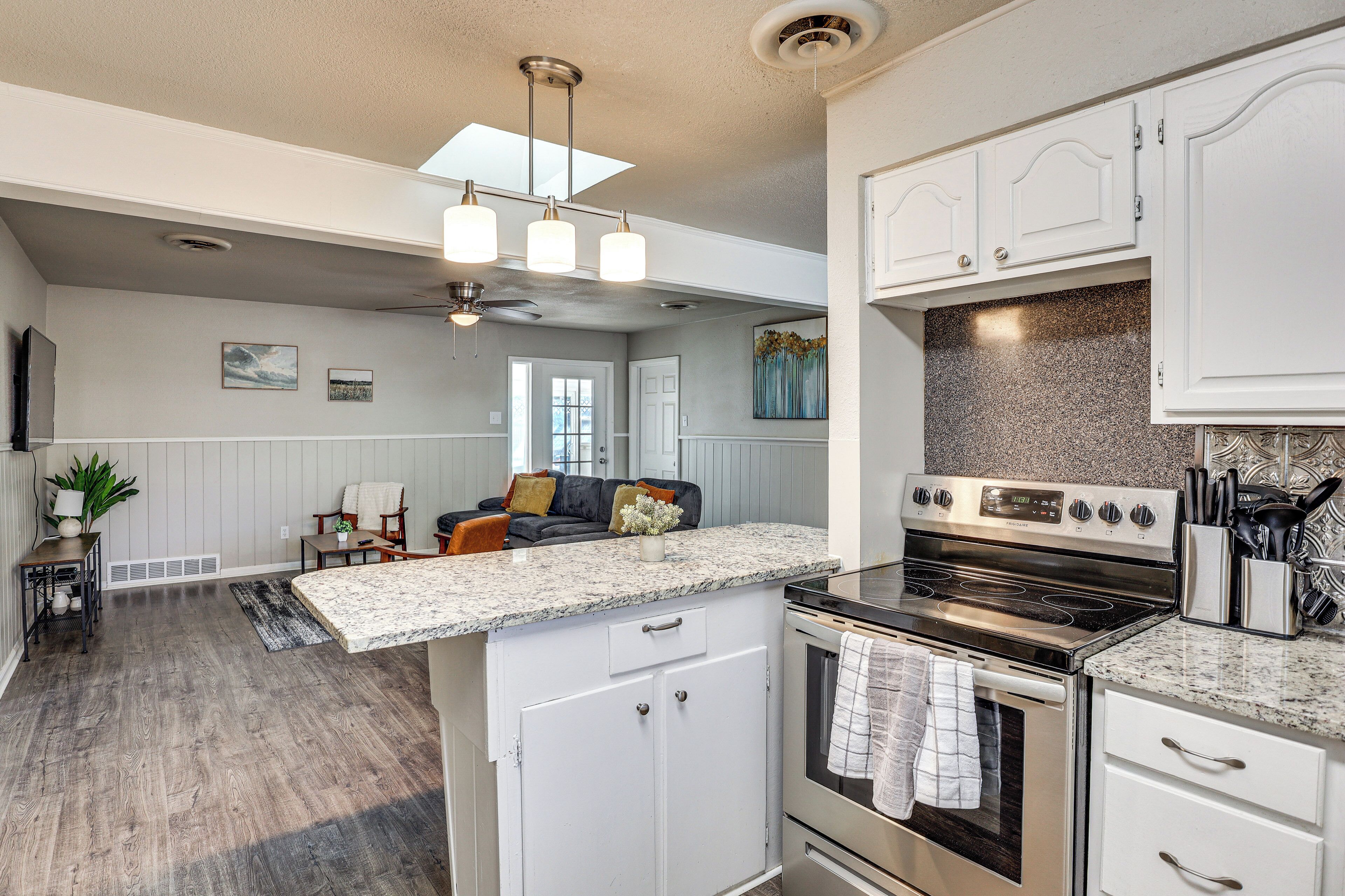 Réfrigérateur, four à micro-ondes, surface de cuisson, lave-vaisselle