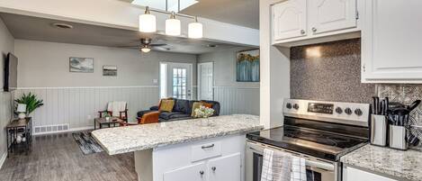 Kühlschrank, Mikrowelle, Herdplatte, Geschirrspüler