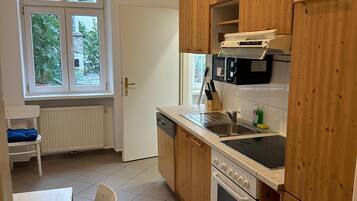 Eenvoudig appartement | Privékeuken | Een koelkast, een microgolfoven, een oven, een kookplaat