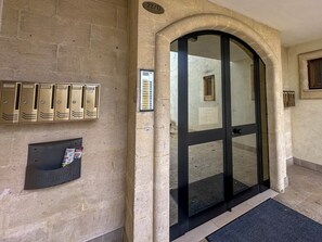 تفاصيل الفندق من الخارج