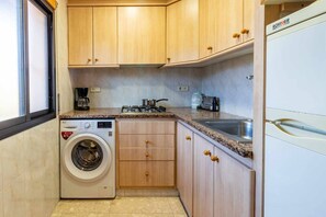 Kühlschrank, Mikrowelle, Wasserkocher mit Kaffee-/Teezubehör