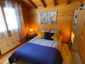 4 habitaciones, tabla de planchar con plancha, internet y ropa de cama 