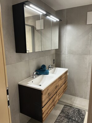 Shower, hair dryer, towels - Apartment 16 – Haus Voglreiter with Mountain View, Shared Garden and Wi-Fi (Kaprun)