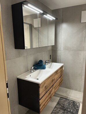 シャワー、ヘアドライヤー、タオル