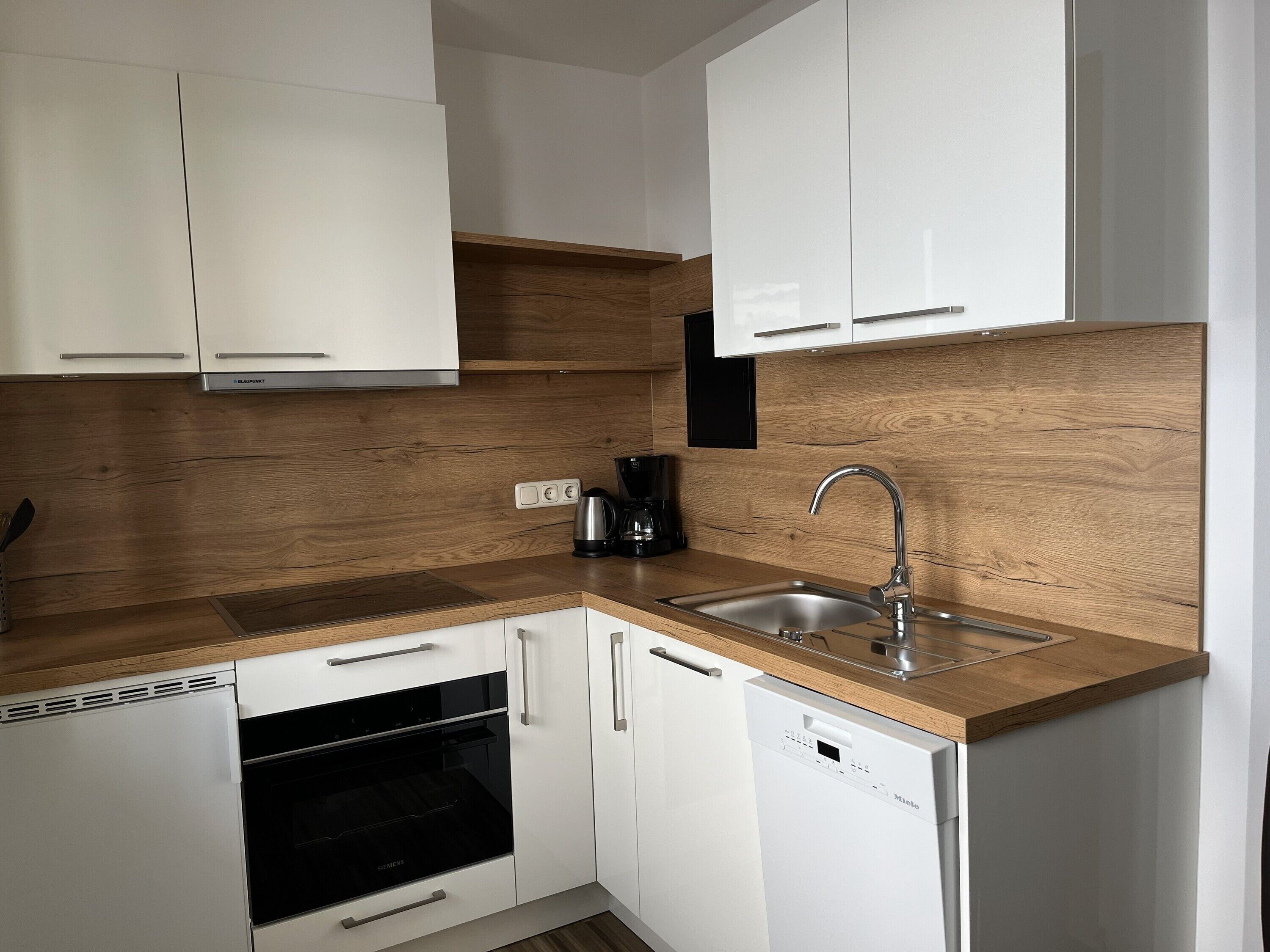 Frigorífico, horno, placa de cocina y lavavajillas