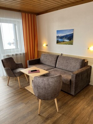 Fernseher, Tischtennisplatte