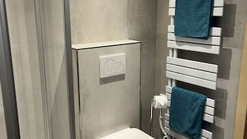 Douche, sĂšche-cheveux, serviettes fournies