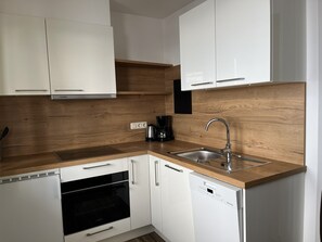 Kühlschrank, Ofen, Herdplatte, Geschirrspüler