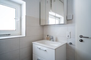 Shower, hair dryer, towels - Apartment 'Agnes' with Shared Pool, Private Terrace and Wi-Fi (Rheinfelden)