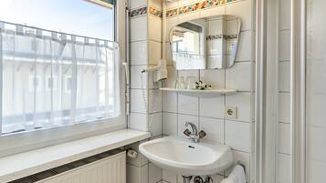 Dusj, hårføner og håndklær