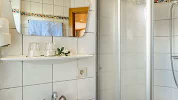 Ducha, secador de pelo, toallas