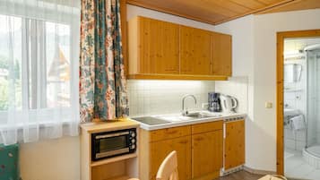 Kühlschrank, Ofen, Herdplatte, Wasserkocher mit Kaffee-/Teezubehör