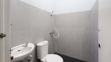 毛巾、肥皂、洗髮精、衛生紙