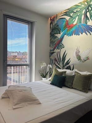 مكواة/لوح كي وخدمة الإنترنت وملاءات أسرّة