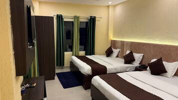 Habitación Deluxe con 1 cama doble o 2 individuales, vistas a la ciudad | Espacio para trabajar con un portátil y wifi gratis