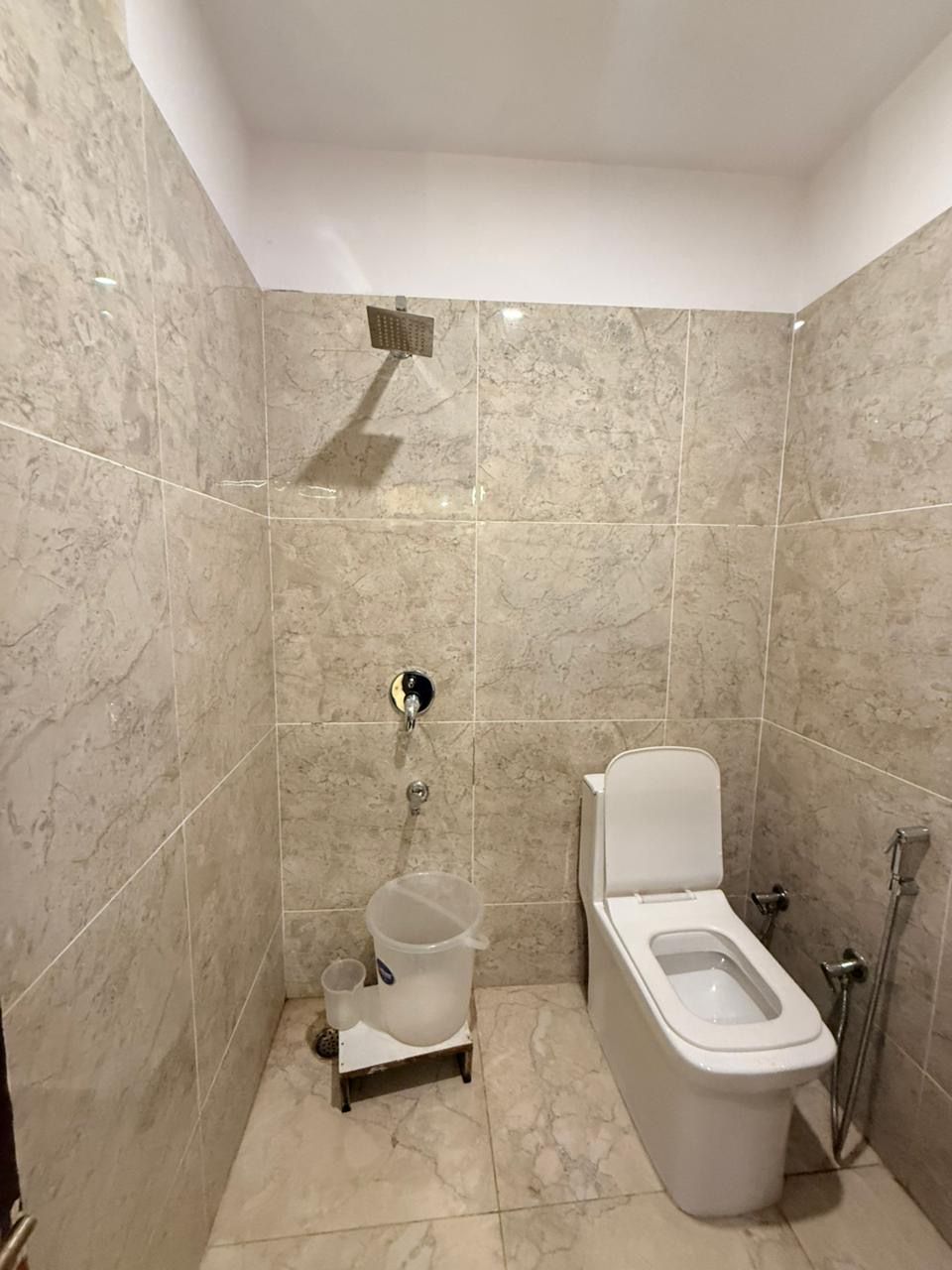 Un baño con inodoro, bidé y ducha.
