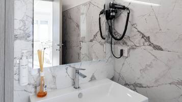 Douche, sĂšche-cheveux, bidet, serviettes fournies