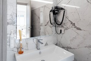 淋浴设施、吹风机、坐浴桶、毛巾