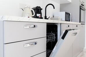 Kühlschrank, Mikrowelle, Ofen, Herdplatte