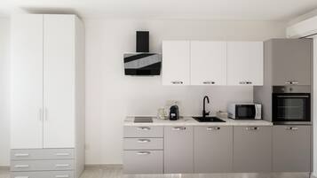 冷蔵庫、電子レンジ、オーブン、コンロ